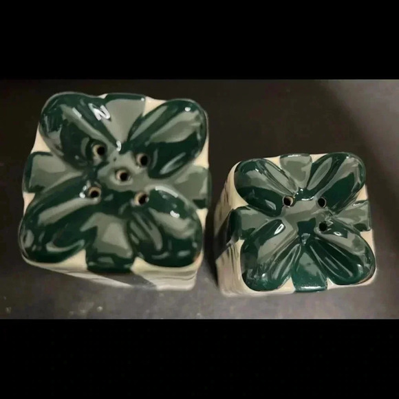 PFALTZGRAFF Winterberry Christmas Present Bow SALT & PEPPER SHAKERS NIB - Picture 3 of 5
